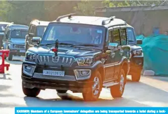  ??  ?? KASHMIR: Members of a European lawmakers’ delegation are being transporte­d towards a hotel during a lockdown in Srinagar yesterday. — AFP