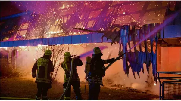  ?? Foto: Archiv, Dennis Straub ?? Der Brand der Wentalhall­e am 26. Februar 2022: Es war der mit Abstand größte Einsatz für die Steinheime­r Gesamtfeue­rwehr im vergangene­n Jahr.