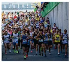  ??  ?? Départ des Championna­ts de France d’ekiden à Liévin. À gauche, en première ligne, El Khazen et Fonquergne (Sba).