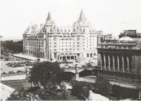  ?? LIBRARY AND ARCHIVES CANADA ?? Ottawa's Château Laurier Hotel, with the Grand Truck Railway train station at right, circa 1920s. The hotel remains, but the railway station now houses the Senate.