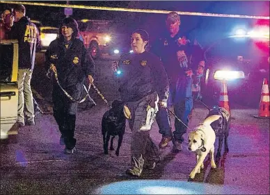  ?? NICK WAGNER / AP ?? Policías con perros, en el lugar donde explotó el cuarto artefacto el domingo en Austin