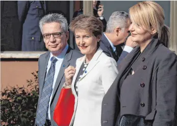  ?? FOTO: DPA ?? „Eine Gemeinsamk­eit stiften“: Innenminis­ter Thomas de Maizière, die Innenminis­terin der Schweiz, Simonetta Sommaruga, und die slowenisch­e Innenminis­terin Vesna Györkös Znidar.