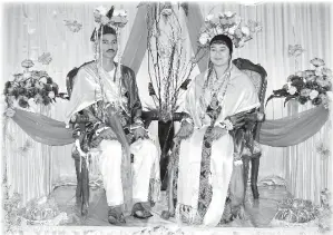  ??  ?? SEPASANG pengantin dari etnik Cocos.