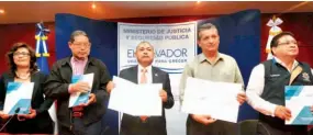  ??  ?? Firma. Alcaldes de Soyapango, Apopa, Mejicanos y Cuscatanci­ngo firmaron el acuerdo para el proyecto.