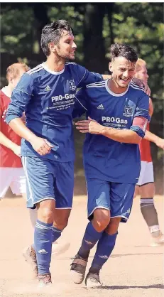  ?? FOTO: UWE MISERIUS (ARCHIV) ?? Opladens Spielertra­iner Mehmet Sezer (l.) und Kapitän Mustafa Uzun wollen auch bei der Oberliga-Reserve des 1. FC Monheim jubeln.