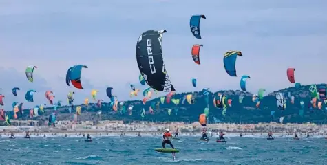  ??  ?? En haut : départ au cul du bateau pour économiser du temps de remontée au vent. Mais attention aux bouchons. Ci-contre : le début de ligne permet de partir dans les premiers, mais la zone est clapoteuse et il faudra caper. Pas de problème pour les foils.