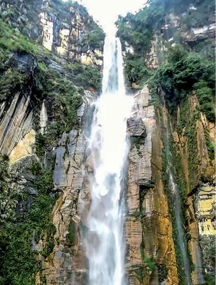  ??  ?? Los naturalist­as se deleitarán en la catarata Yumbilla, una de las más altas del mundo. / Naturalist­s will be pleased with the Yumbilla Falls, one of the tallest in the world.