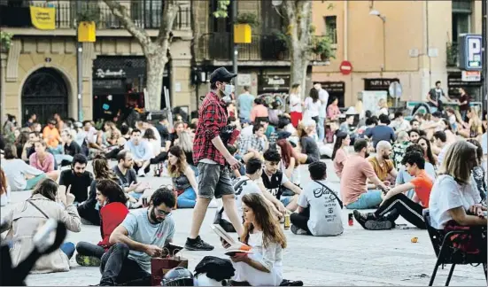  ?? ALEJANDRO GARCÍA / EFE ?? Primera tarde de estreno de la fase 1 en Barcelona, en concreto en la plaza del Sol del barrio de Gràcia, llena de gente joven