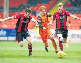  ??  ?? Simon Murray (centre) could have had a handful of goals.