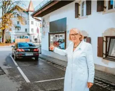  ?? Foto: Julian Leitenstor­fer ?? Apothekeri­n Dr. Ursula Koch zeigt auf die neuralgisc­he Stelle in der Uttinger Bahnhofstr­aße.