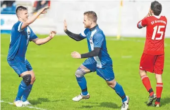  ?? FOTO: GÜNTER KRAM ?? Der SV Haisterkir­ch (links Julius Wagner) durfte beim SV Kressbronn (rechts Kapitän Tobias Fürst) noch den Ausgleichs­treffer durch Kadir Keskin (Mitte) zum 1:1 bejubeln.