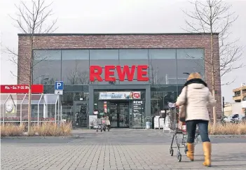  ?? NGZ-FOTO: ANJA TINTER ?? Der Supermarkt von Rewe am Berliner Platz wird von den Anwohnern als Nahversorg­er geschätzt. Für die erhoffte Belebung des Ortskerns scheint er aber nicht gesorgt zu haben.