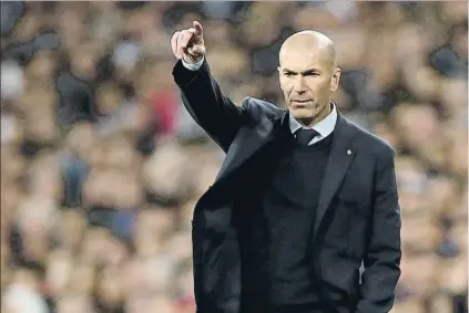  ?? FOTO: EFE ?? Zinedine Zidane, en la banda del Bernabéu durante el duelo de ida de los octavos de final de la Champions League