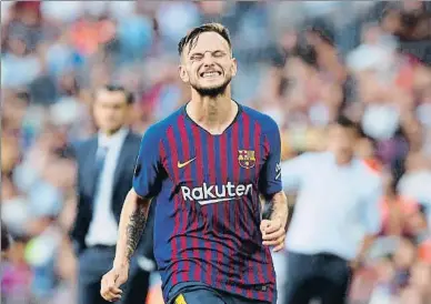  ?? ALBERT GEA / REUTERS ?? El croata Ivan Rakitic se lamenta tras una ocasión fallada, el pasado sábado en el Camp Nou