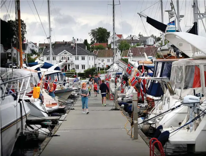  ?? FOTO: KJARTAN BJELLAND ?? Gjestehavn­a i Lillesand er stappfull av båtfolk i feriemodus. Daglig leder, Finn Lorentzen, kan fortelle at det har vært stor pågang den siste uka.