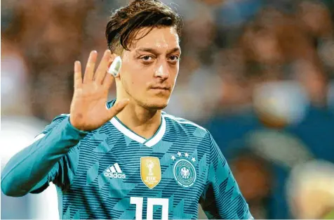  ?? Foto: Ina Fassbender, dpa ?? Mesut Özil hat der Nationalma­nnschaft den Rücken gekehrt und begründete das mit dem Rassismus, der ihm im Fußball begegne.