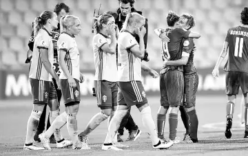  ?? - AFP photo ?? Sweden’s players walk past as Italy’s Aurora Galli and Ilaria Mauro celebrate after winning the UEFA Women’s Euro 2017 football match between Sweden and Italy at De Vijverberg Stadium in Doetinchem on July 25, 2017.