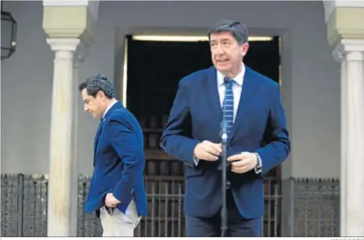  ?? JUAN CARLOS MUÑOZ ?? Juanma Moreno, detrás de Juan Marín en su comparecen­cia conjunta del pasado miércoles en el Parlamento.