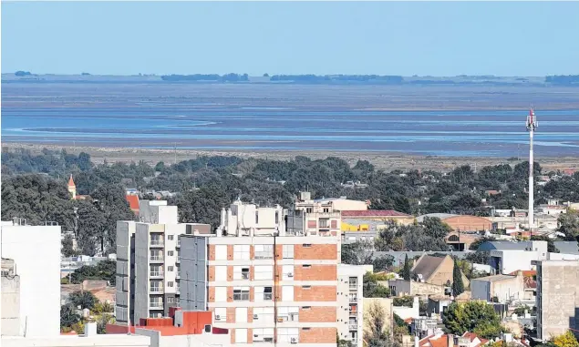  ??  ?? Las empresas locales del puerto se dedican a la producción de productos petroquími­cos, fertilizan­tes y refinamien­to de petróleo. El puerto es clave.