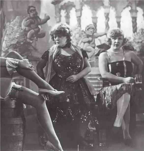 ??  ?? Marlene Dietrich, en 1930, durante una escena de la película «El ángel azul», de Josef Von Sternberg