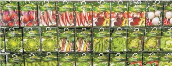  ?? FOTO: DPA ?? Aus dem Handel kennt der Kunde nur eine begrenze Vielfalt an Saatgut. Auf der Tauschbörs­e gibt es eine deutlich größere Auswahl.