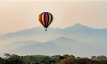  ??  ?? Vuelo en globo sobre plantíos de caña, en las afueras de la capital.