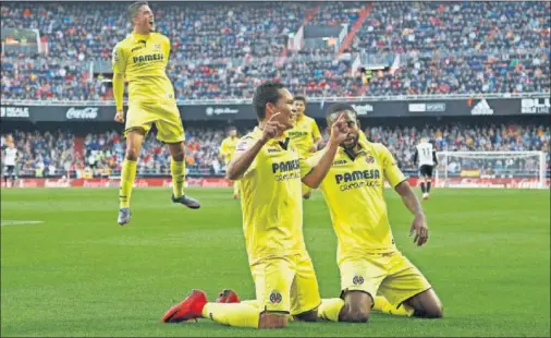  ??  ?? QUINTO GOL DEL COLOMBIANO. Bacca no perdonó la ocasión que tuvo y le dio al Villarreal la tercera victoria consecutiv­a en Mestalla.