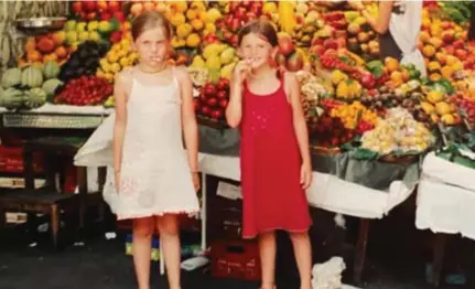  ?? FOTO JAAIF ?? Lynn en haar zus Britt tussen het vers fruit. Zo is het altijd geweest..