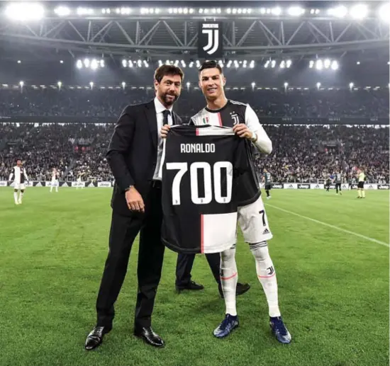  ?? Getty ?? Juventus-voorzitter Andrea Agnelli met zijn sterspeler, Cristiano Ronaldo. Net omdat zijn club een wereldmerk is geworden, en hij daarvan de commerciël­e vruchten wilde plukken, lokte hij de Portugees naar Italië.