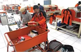  ?? AHMAD KHUSAINI/JAWA POS ?? TERDORONG BISNIS ONLINE: Kesibukan di Kantor Pos Kebon Rojo kemarin. Jumlah paket yang dikirimkan terus meningkat.