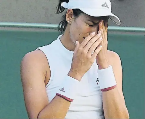  ?? FOTO: EFE ?? Lamento de Garbiñe Muguruza, sorprendid­a por la belga Alison Van Uytvanck en la Pista 2 del All England Club. Su reinado duró dos eliminator­ias