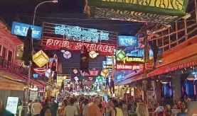  ??  ?? Pub Street at night is the place to be in Siem Reap.