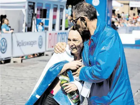  ?? Gratuloval v cíli Ital Carlo Capalbo, zakladatel Pražského mezinárodn­ího maratonu a jeho prezident FOTO MAFRA – FRANTIŠEK VLČEK ?? Evě Vrabcové Nývltové