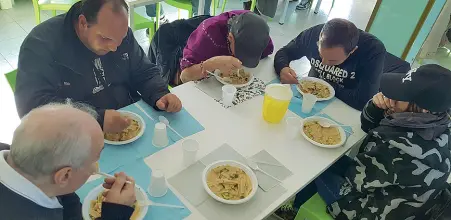  ??  ?? La mensa Due foto che sono state scattate nel refettorio del Centro «Binario della solidariet­à» a Napoli, che aiuta gli indigenti della città