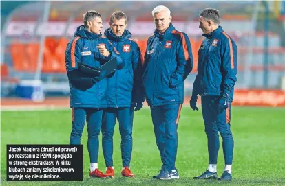  ??  ?? Jacek Magiera (drugi od prawej) po rozstaniu z PZPN spogląda w stronę ekstraklas­y. W kilku klubach zmiany szkoleniow­ców wydają się nieuniknio­ne.