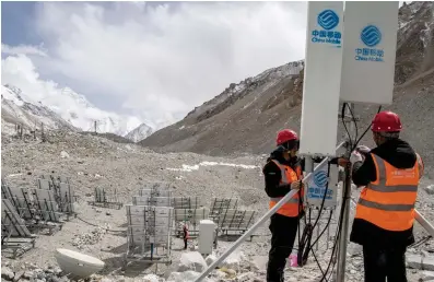  ??  ?? 今年5月1日，5G信号首次覆盖珠峰­峰顶，中国建成全球海拔最高­5G基站
新华社图