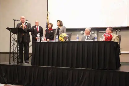  ?? Submitted photos ?? ABOVE: Texas-side mayor Bob Bruggeman, left, speaks Wednesday at the Live United Bowl conference. RIGHT: Pitt State's head football coach Tim Beck takes the podium Wednesday during the Live United Bowl conference. BELOW: Arkansas-side mayor Ruth Penney...