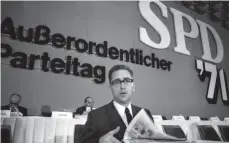  ??  ?? Erhard Eppler als Bundesmini­ster für wirtschaft­liche Zusammenar­beit im Jahr 1971 – damals noch ohne die später prägende Barttracht.