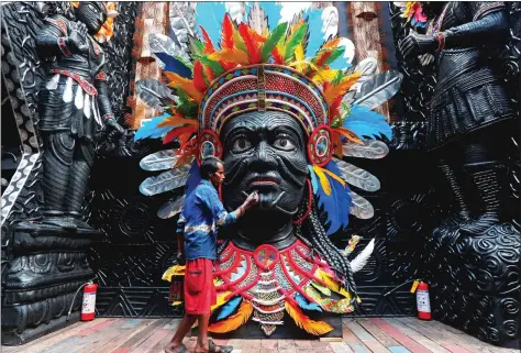  ?? REUTERS ?? An artisan paints a sculpture at a pandal ahead of Durga Puja in Kolkata on Friday.