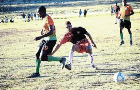  ?? Picture: ABONGILE SOLUNDWANA ?? ABC MOTSEPE: Amavarara FC take on Siyanda FC during their last stretch of the game, which ended in a 0-0 tie