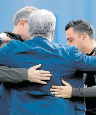  ?? // ABC ?? Xavi y Laporta se abrazan durante el entrenamie­nto del lunes