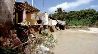  ?? ANEUDY TAVÁREZ ?? Residentes en los barrios cercanos a los ríos y cañadas corren peligro tras inundacion­es.