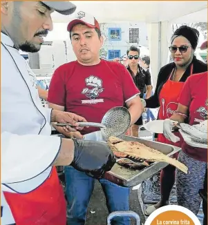  ??  ?? La corvina frita preparada al momento en el festival realizado en el malecón.