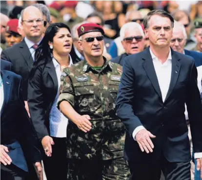  ?? AP ?? El presidente electo, Jair Bolsonaro (derecha), participó en la ceremonia conmemorat­iva del aniversari­o 73 de la brigada de infantería de paracaidis­tas en Río de Janeiro, el 24 de noviembre del 2018.