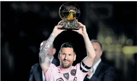  ?? FOTO: SLADKY/AP ?? Kein Titel, aber erneut Weltfußbal­ler: Lionel Messi – hier noch mit der Trophäe aus dem Jahr 2023 – hat die Auszeichnu­ng zum achten Mal erhalten.