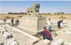  ??  ?? El área donde se ubica la representa­ción de la estatua del León de Babilonia es restaurada.