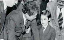  ??  ?? Luis Donaldo Colosio hijo iba con su padre a eventos de la campaña presidenci­al; la imagen se tomó 19 días antes de que mataran al candidato.