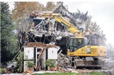  ??  ?? Das Haus in Münster wurde nach der Explosion abgerissen. In dem Gebäude wurden auch zwei Pferde verletzt, die später eingeschlä­fert werden mussten.