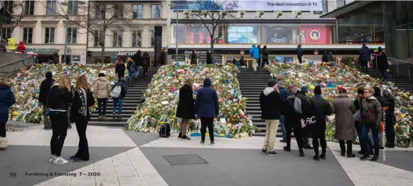  ??  ?? Påskdagen, nio dagar efter terroratta­cken på Drottningg­atan i Stockholm 2017. I samband med attacken slöt stockholma­rna upp och hjälpte till med både skjuts och bostad till dem som inte kunde ta sig hem när staden spärrades av.