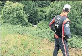  ??  ?? Dani Sordo mirando su coche. Salida de carretera aparatosa, aunque sin consecuenc­ias físicas